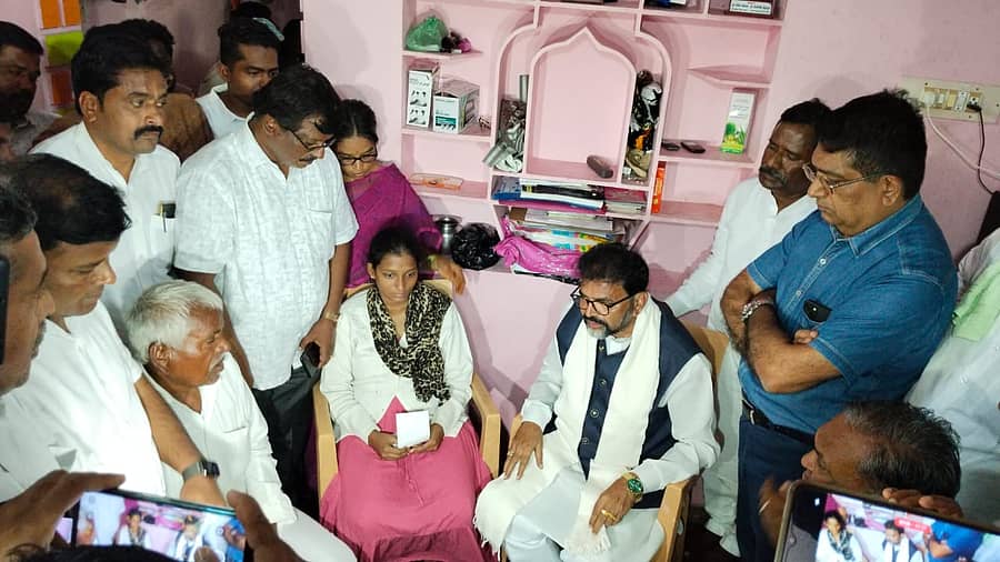 <div class="paragraphs"><p>ಸೋಮನಾಳ ಗ್ರಾಮದಲ್ಲಿರುವ ಪರಶುರಾಮ್ ಮನೆಗೆ ಮಂಗಳವಾರ ವಿಧಾನ ಪರಿಷತ್ ವಿರೋಧ ಪಕ್ಷದ ನಾಯಕ ಛಲವಾದಿ ನಾರಾಯಣಸ್ವಾಮಿ ಸಾಂತ್ವನ ಹೇಳಿದರು.</p></div>